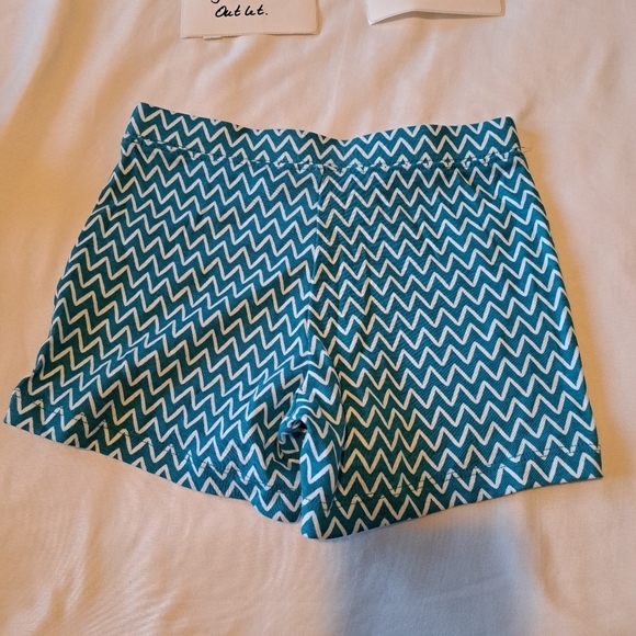 Gymboree girls size 5 outlet shorts dark teal with white zig zag design - Picture 3 of 4